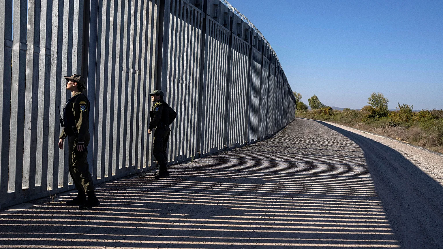Yunanistan sınırında 13 Türk yakalandı, 147 silah ele geçirildi