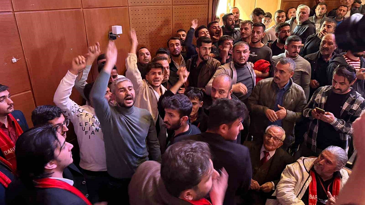 CHP Malatya İl Kongresi’nde Kavga: Yumruklar Havada Uçuştu