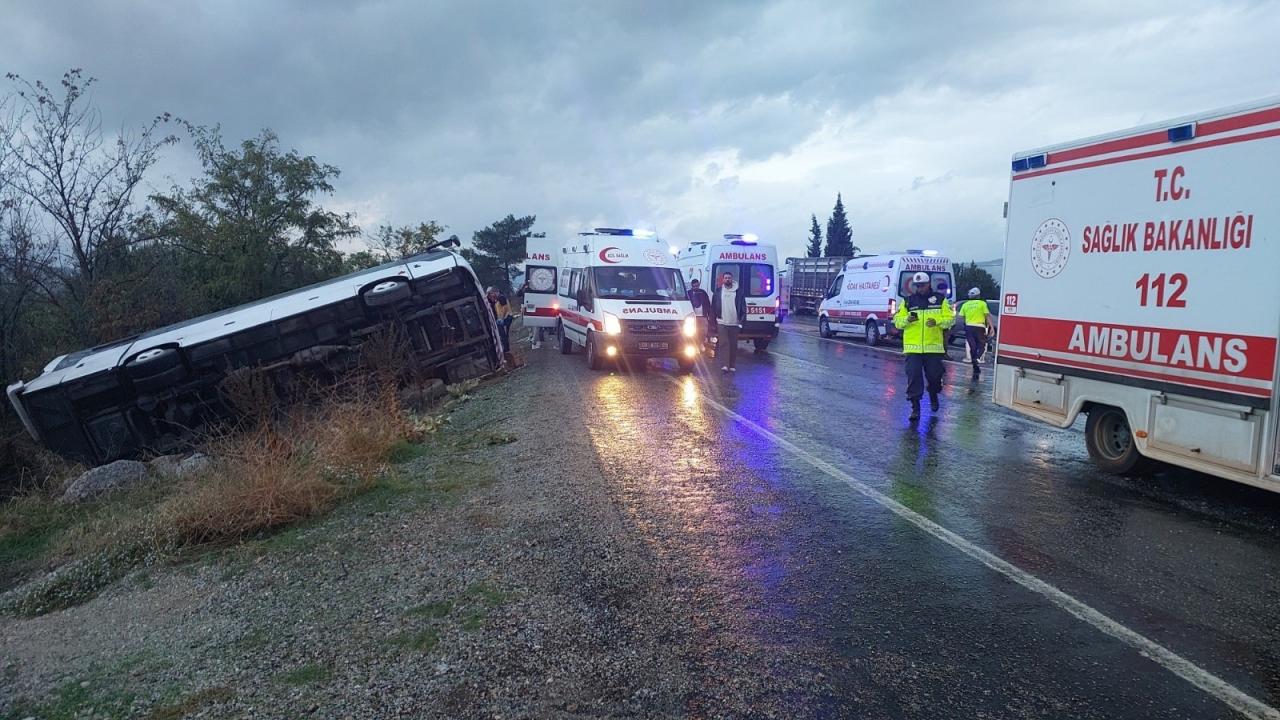 Denizli’de Midibüs Devrildi: 1 Ölü, 32 Yaralı