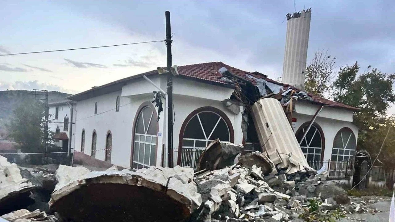 Ankara'da Fırtına Faciası: Minare Yıkıldı, Cemaat Ölümden Döndü