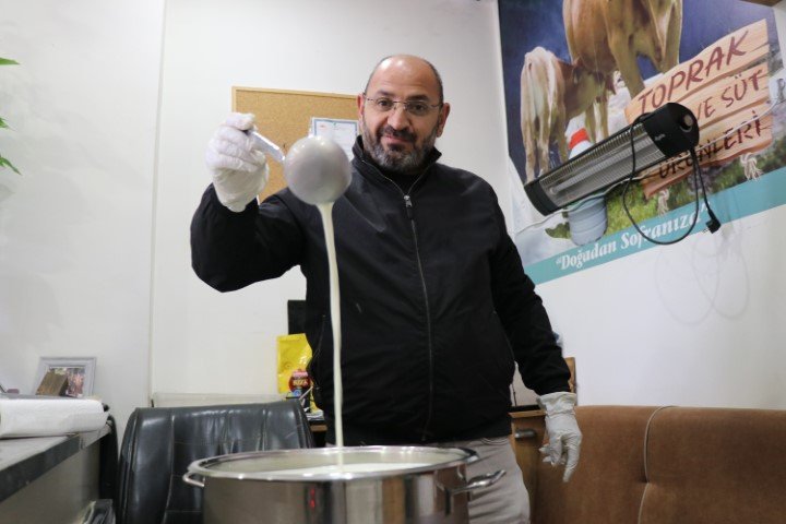 Esnaf, Sıcak Süt İkramıyla Köy Sütü Önyargısını Yıktı