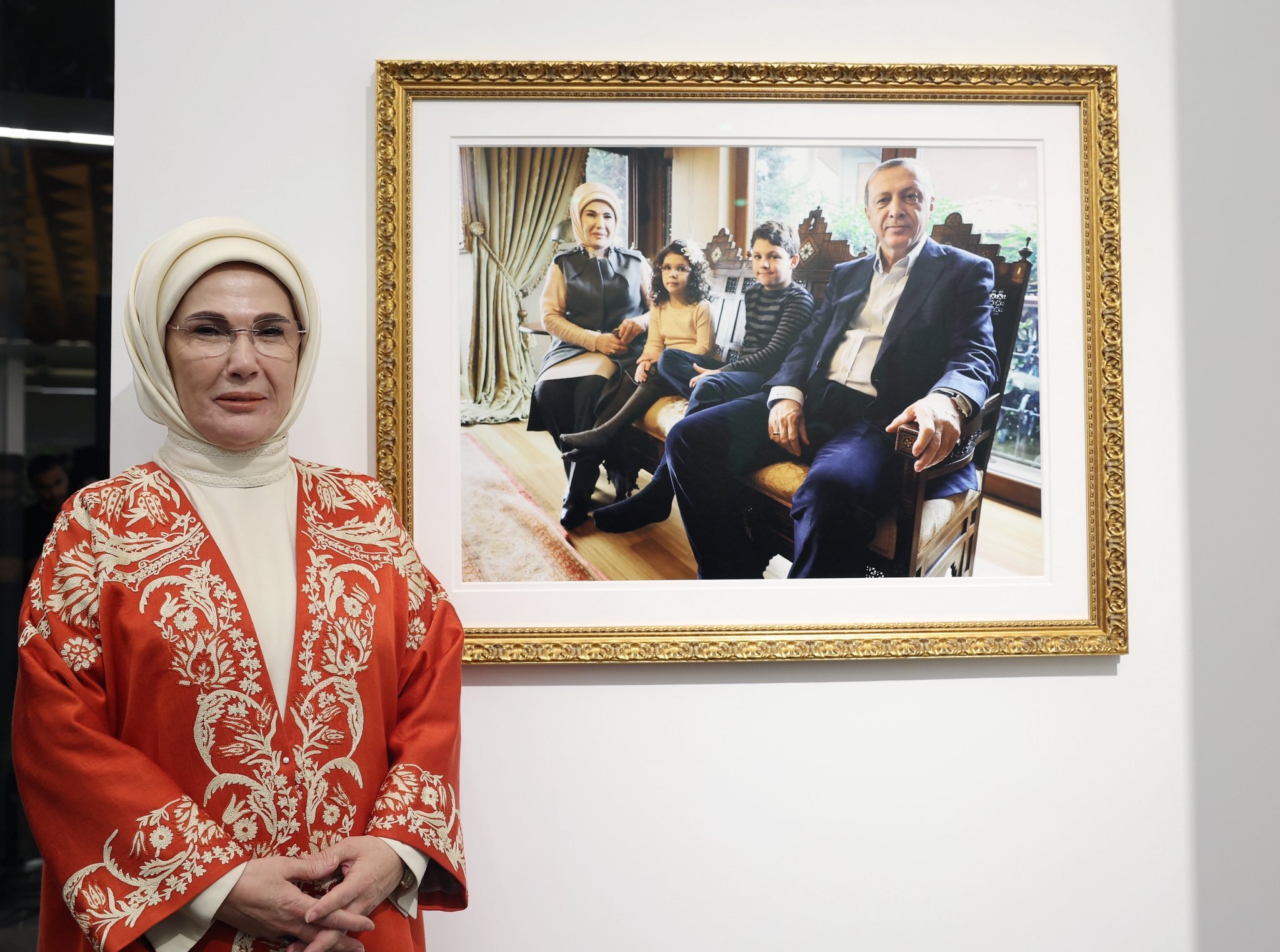 Emine Erdoğan, Usta Fotoğrafçı Ara Güler’in Sergisini Ziyaret Etti