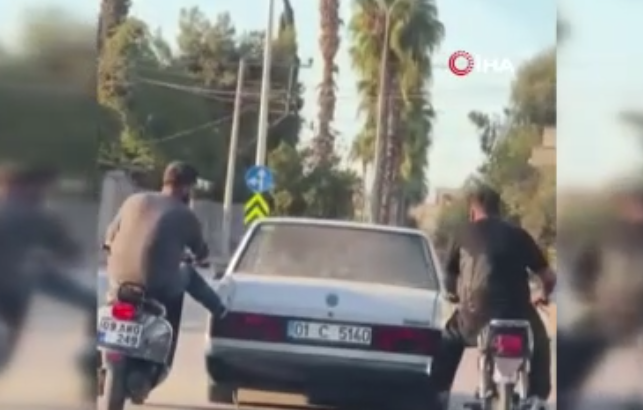 Yolda Kalan Otomobili Motosikletliler Ayaklari ile İtti