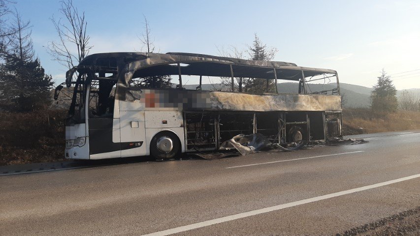 Alev Topuna Dönen Otobüs Tamamen Yandı: Yaralanan Yok