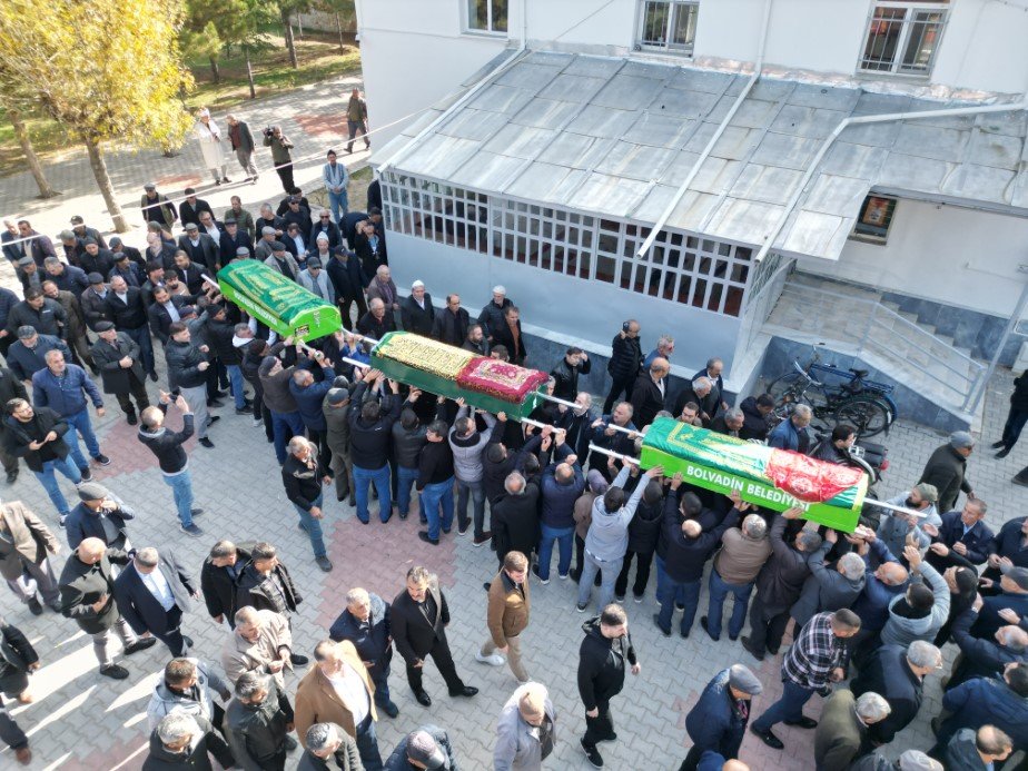 Fatih'teki Facia: Anne ve 2 Çocuk Yan Yana Toprağa Verildi