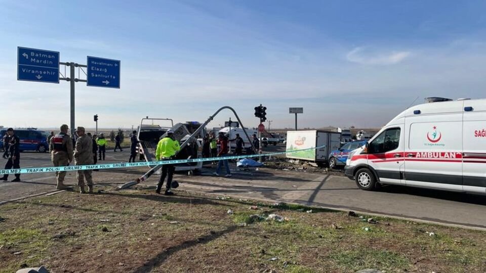 Diyarbakır’da üç aracın karıştığı zincirleme kazada 4 kişi hayatını kaybetti
