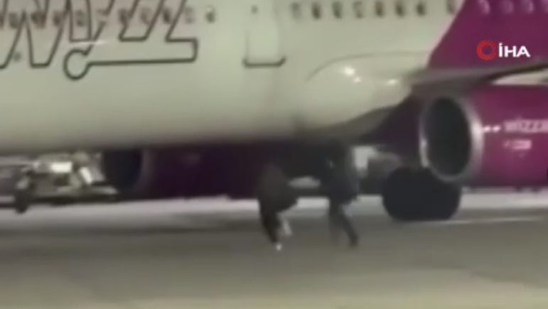 Almanya Havalimanında Uçağı Kaçırdılar, Cam Kırıp Piste Daldılar