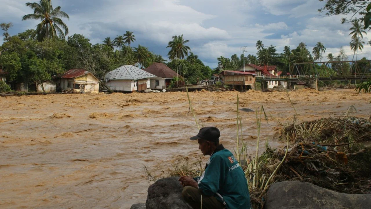 Endonezya'da  Sel ve Heyelanlarda Can Kaybı 303'e Yükseldi