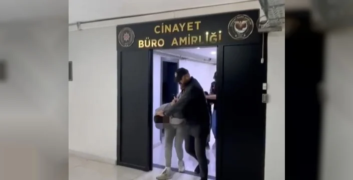 Anne, Baba ve Ağabeyini Öldürüp İntihar Süsu Verdi