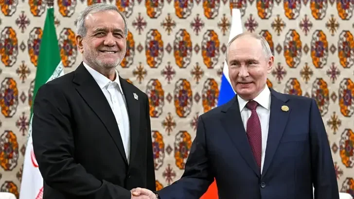 Putin ve Pezeşkiyan Türkmenistan'da Bir Araya Geldi