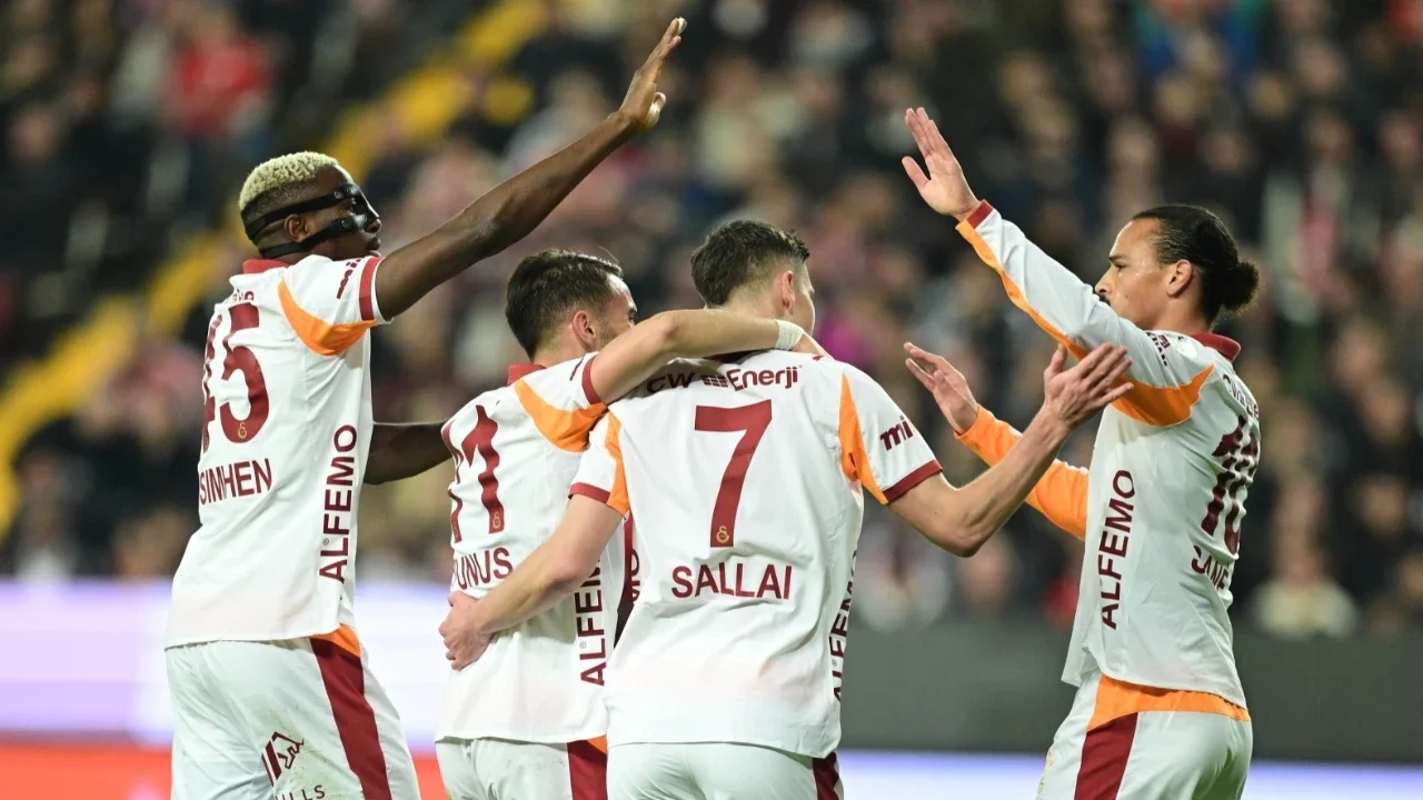 Galatasaray, Antalyaspor'u 4 Golle Geçti: Liderlik Takibi Sürüyor