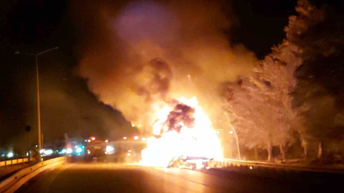 Samsun'da Korku Dolu Anlar: Otomobil Alev Alev Yandı
