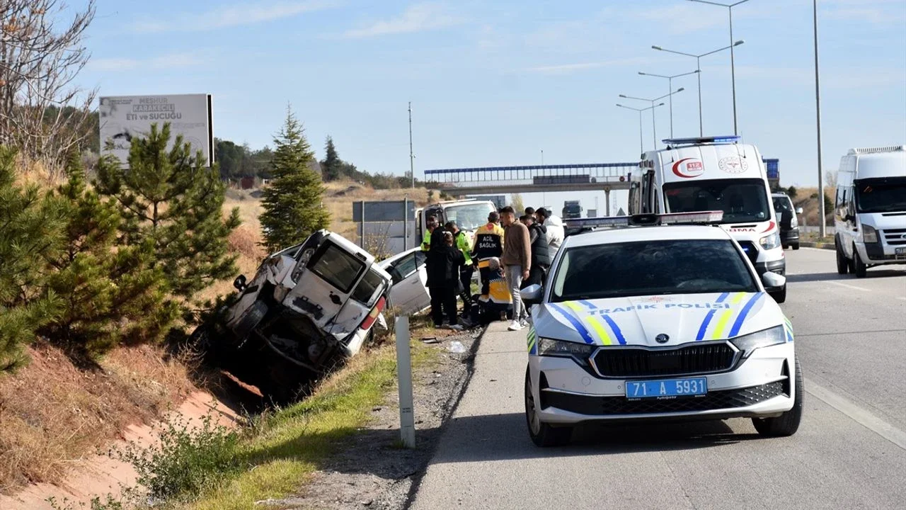 Kırıkkale'de Zincirleme Servis Kazası: 10 Yaralı