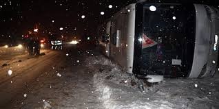 Tokat'ta Yolcu Otobüsü Tıra Çarptı: 13 Kişi Yaralandı