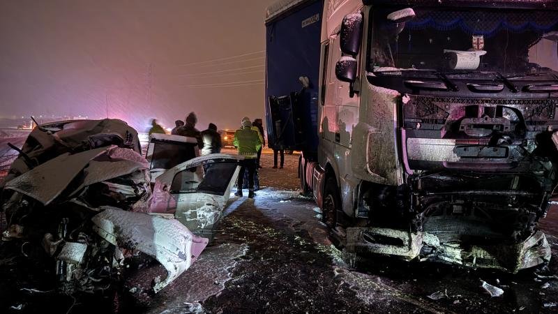 Erzurum'da Tır ile SUV Çarpıştı: 4 Kişi Can Verdi