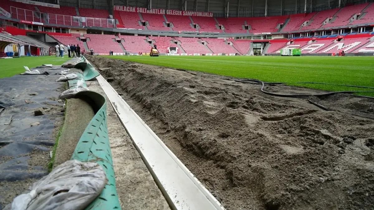 Samsunspor'un 19 Mayıs Stadyumu'nun zemini yenileniyor