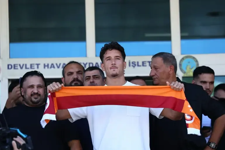 Galatasaray'ın yeni transferi Deniz Gül, İstanbul'da coşkuyla karşılandı