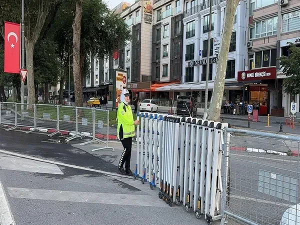 İstanbul'da 30 Ağustos Zafer Bayramı kutlamaları nedeniyle Vatan Caddesi trafiğe kapatıldı