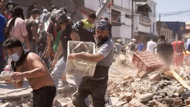 Endonezya'daki 7,7 büyüklüğündeki depremde en az 14 kişi hayatını kaybetti