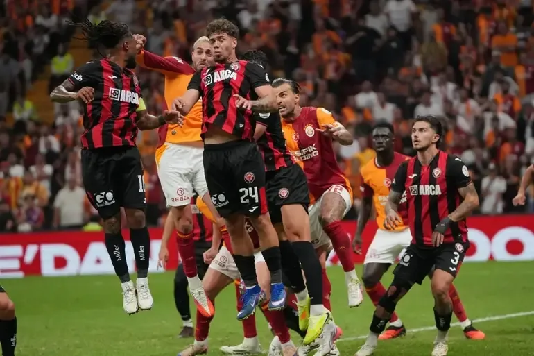 Galatasaray tribünlerinden yönetim istifa çağrısı