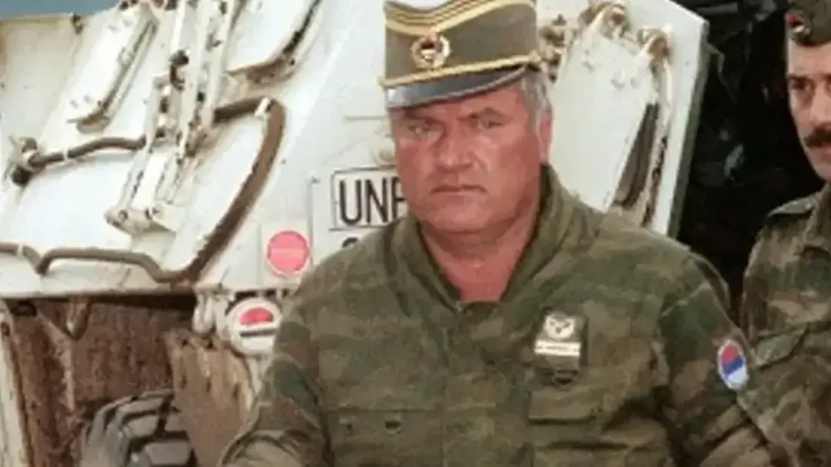 Sırbistan'da skandal! Soykırım suçlusu 'Bosna Kasabı'nın cenazesini askeri törenle karşıladılar