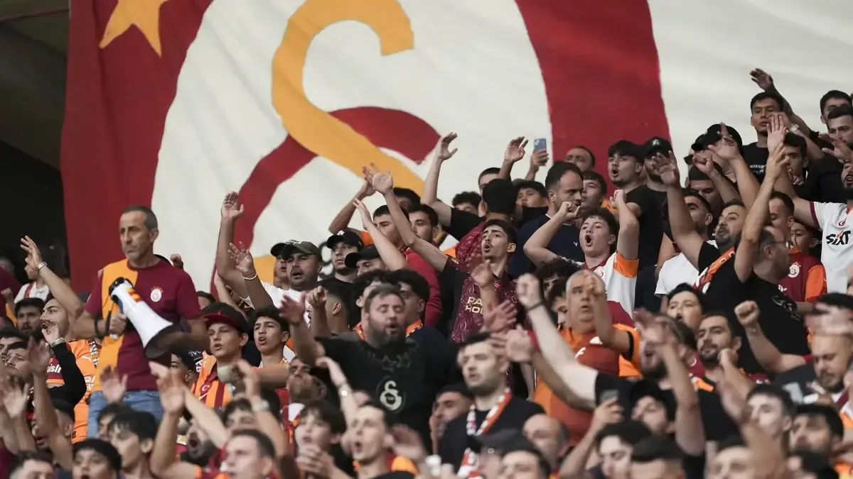 Galatasaray tribünlerinden yönetim istifa çağrısı