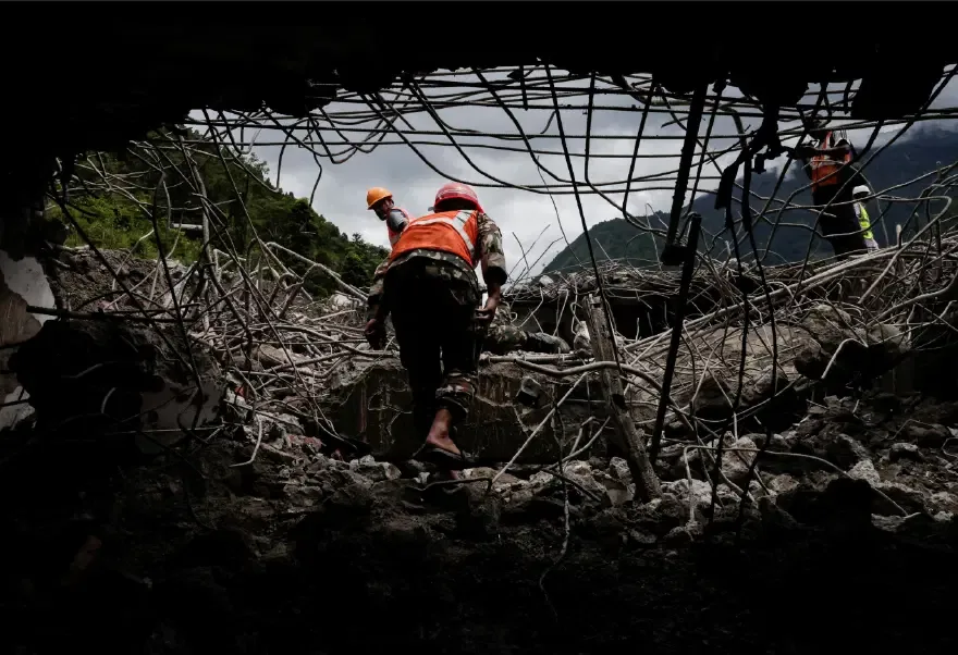 Heyelan vurdu, tünel haritadan silindi. 9 gün sonra dağın 60 metre içinde bulundular