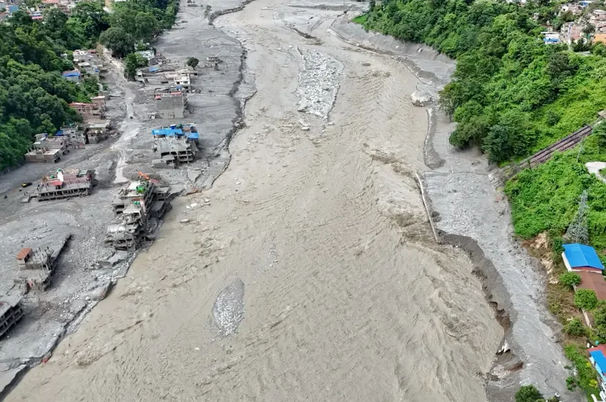 Nepal'i vuran felaketin arkasında ne var? Uzmanlar 3 riske dikkat çekti
