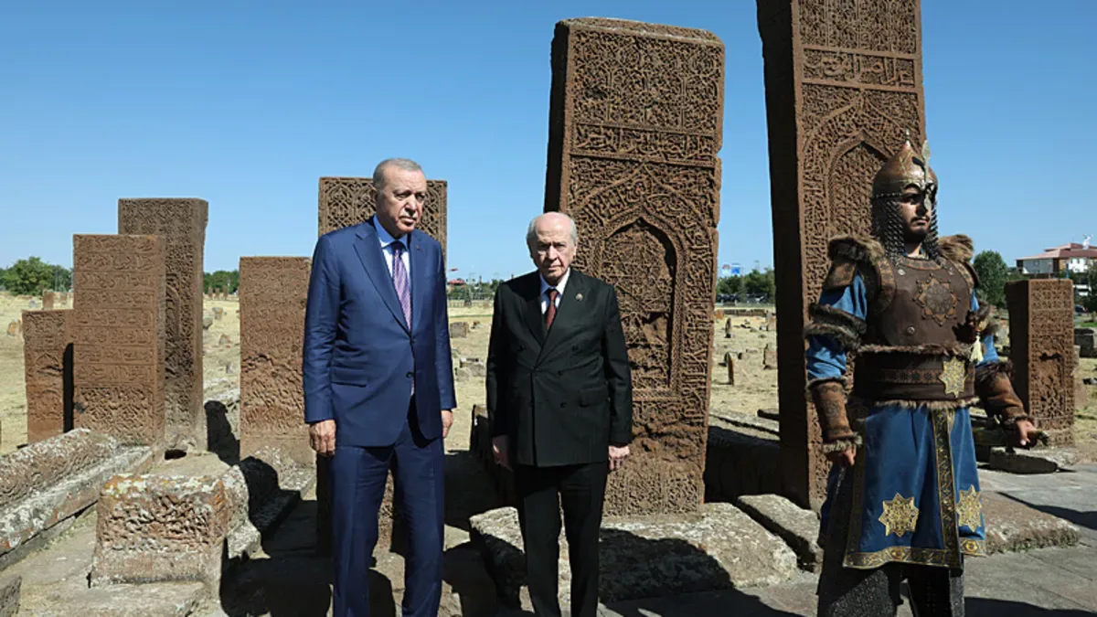 Son dakika | Başkan Erdoğan ve Devlet Bahçeli Ahlat Selçuklu Kabristanı'nı ziyaret etti: Tarihi kare!