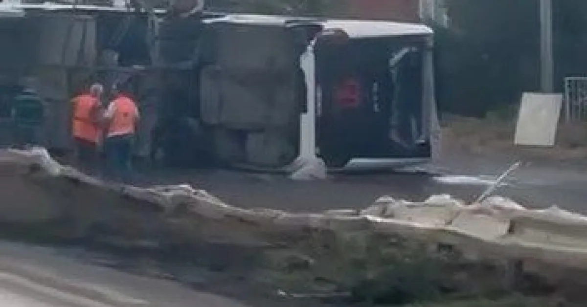 Servis otobüsü devrildi: 18 yaralı