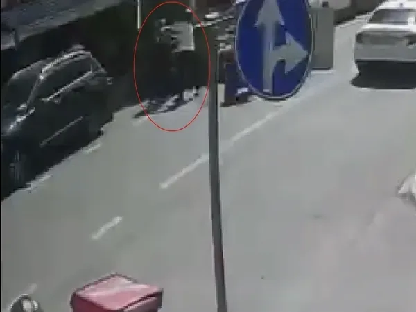 Şişli’de park kavgası kanlı bitti! İzinsiz çekilen motosiklet yüzünden bıçaklandı: O anlar kamerada
