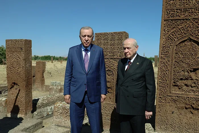 Son dakika | Başkan Erdoğan ve Devlet Bahçeli Ahlat Selçuklu Kabristanı'nı ziyaret etti: Tarihi kare!