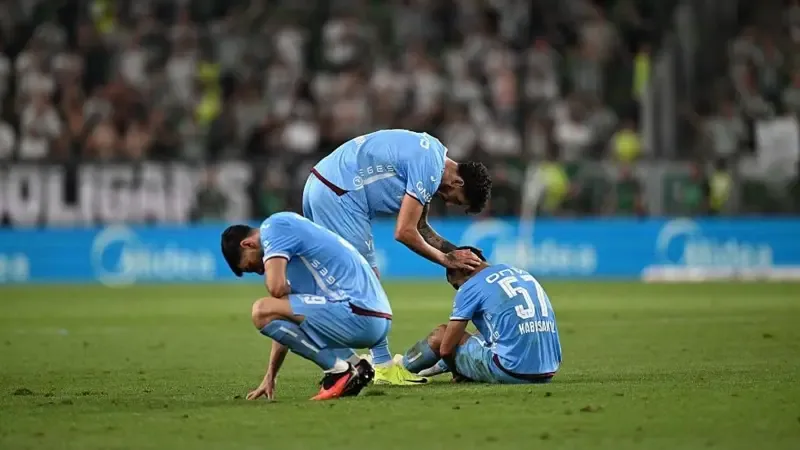 Trabzonspor Macaristan'da 4-0 yenildi, teknik direktör Fatih Tekke istifa etti