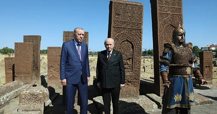 Son dakika | Başkan Erdoğan ve Devlet Bahçeli Ahlat Selçuklu Kabristanı'nı ziyaret etti: Tarihi kare!