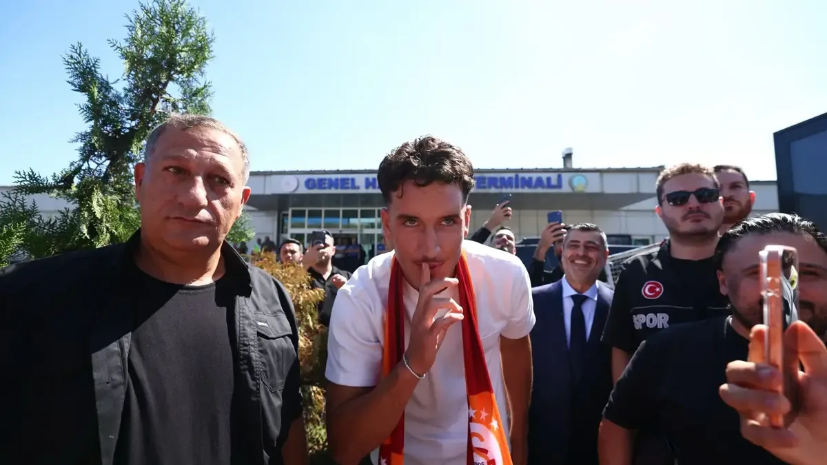 Galatasaray'ın yeni transferi Deniz Gül, İstanbul'da coşkuyla karşılandı