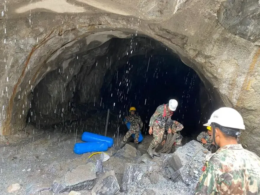 Heyelan vurdu, tünel haritadan silindi. 9 gün sonra dağın 60 metre içinde bulundular