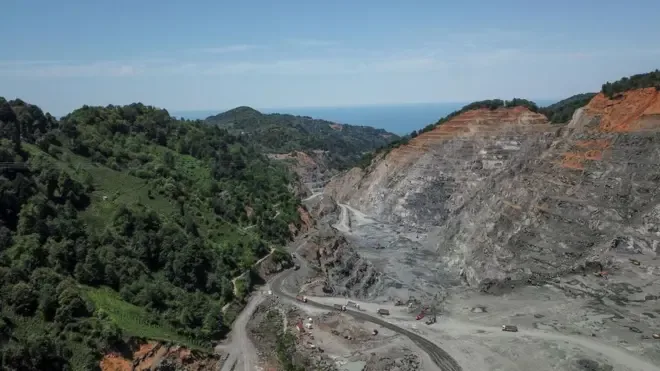 Muğla Seydikemer'de başlayıp Antalya Kaş'a sıçrayan yangında evler hasar gördü