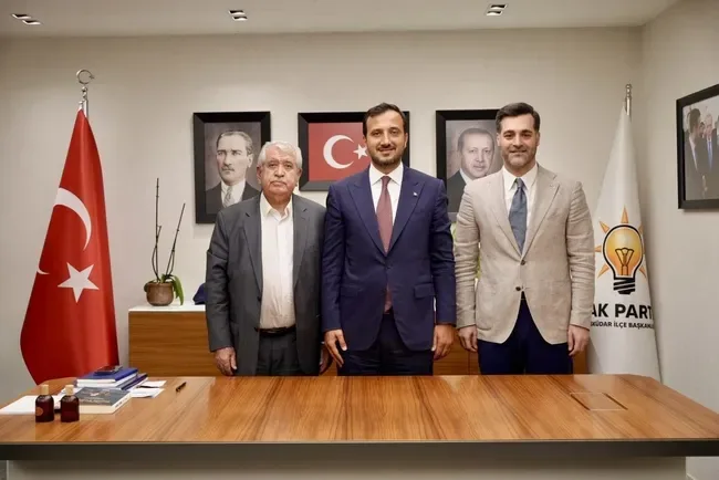 Üsküdar Belediyesi'nde seçim öncesi büyük şok! 4 meclis üyesi CHP'den AK Parti'ye geçti