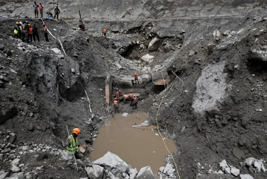 Heyelan vurdu, tünel haritadan silindi. 9 gün sonra dağın 60 metre içinde bulundular