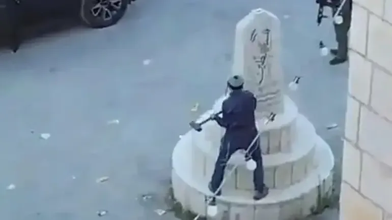 İsrailli vekilden skandal hareket! Filistinlilere ait anıtı balyozla yıktı...