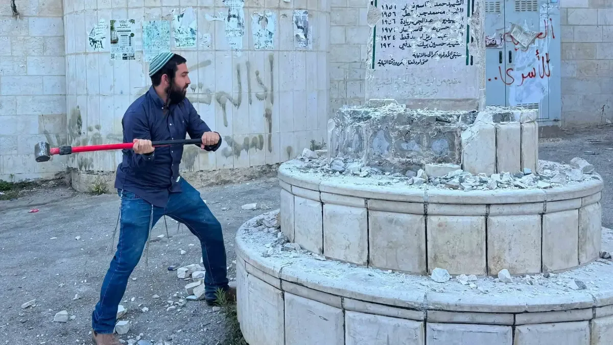 İsrailli vekilden skandal hareket! Filistinlilere ait anıtı balyozla yıktı...