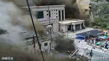 Fransa'da araç kalabalığın arasına daldı. Bir kişi öldü, 10 kişi yaralandı