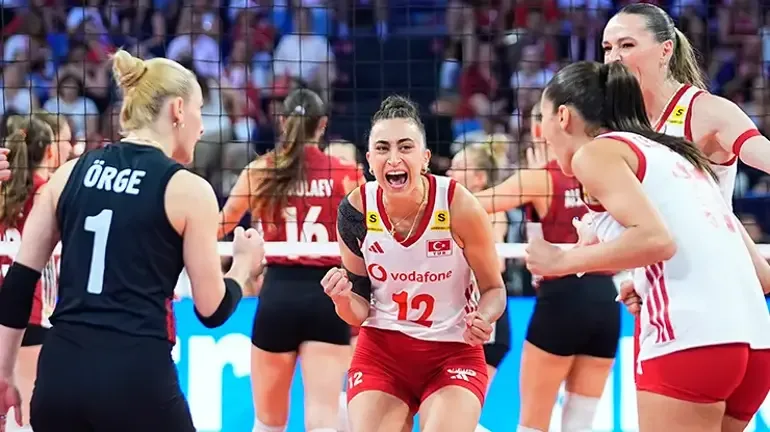 SON DAKİKA | Filenin Sultanları, yarı finalde
