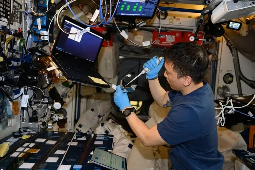 Uzayda 245 gün geçirdi, dönünce NASA'dan ayrıldı. Hem asker hem doktor hem de astronot