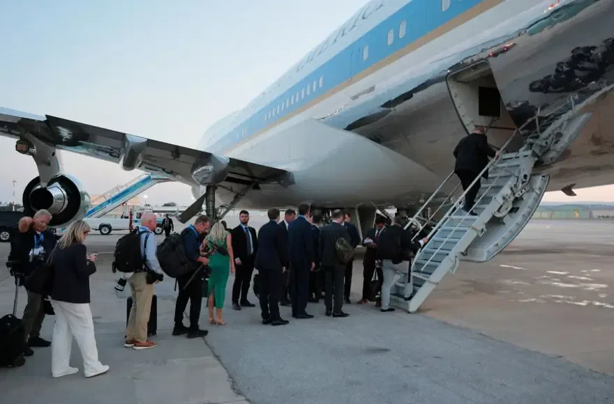 Trump gizlice uçak değiştirirken iki kabine üyesini Air Force One'da bırakmış