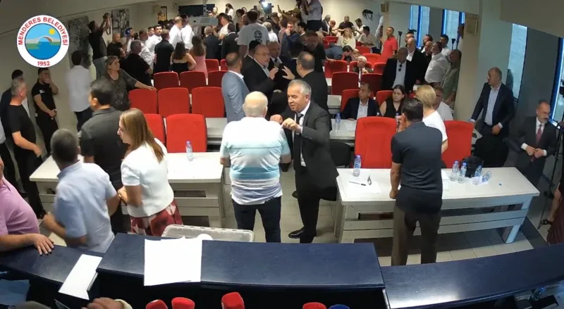 Menderes Belediyesi'nde AKP Adayı Seçildi, Seçim Sırasında Kavga Çıktı