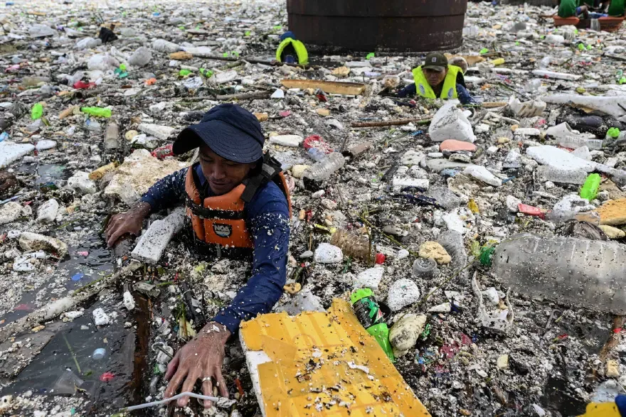 Sel tonlarca çöpü nehre taşıdı. Manila'da korkutan görüntüler