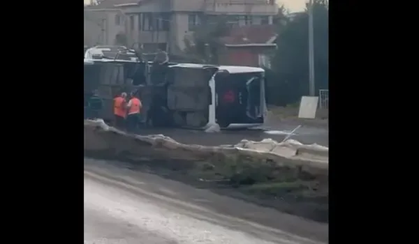 Büyükçekmece’de feci kaza! Servis otobüsü devrildi: 18 yaralı!