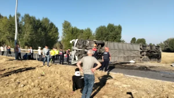 Afyonkarahisar'da yolcu otobüsü devrildi, çok sayıda yaralı var