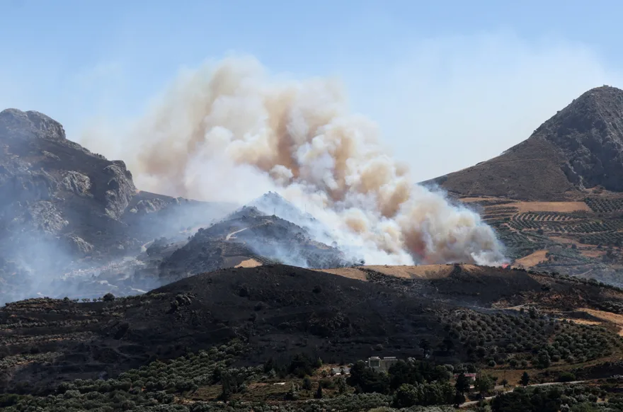 Yunanistan'da Orman Yangını Sahile Ulaştı, Yüzlerce İtfaiyeci Seferber Oldu